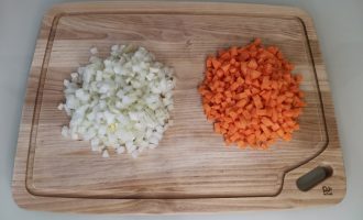 Лук и морковь мелко порубленные