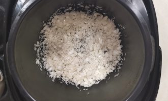 Рис и лук жарятся
