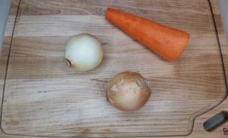 Очищенная морковь и лук
