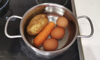 Картофель морковь и яйца варятся в кастрюле