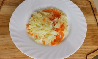 Тертая морковь и картофель