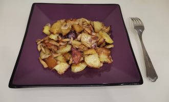 Жареный картофель с грибами (шампиньонами)