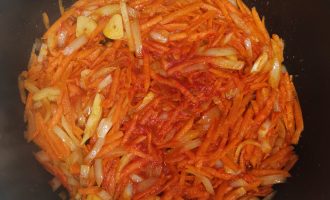 Морковь лук пакрика чеснок и томатная паста