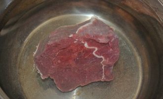 Мясо в кастрюле варится