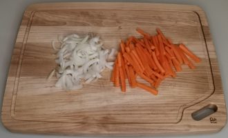 Нарезаный лук дольками и морковь - ломтиками
