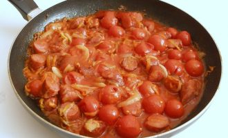 Выложить томаты с томатным соком на сковороду с фаршем