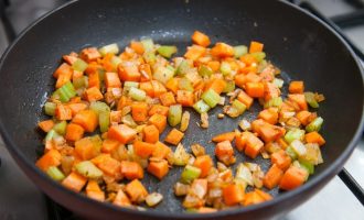 Обжарить морковь, лук и сельдерей