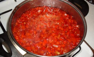 Сварить в эмалированной посуде измельченные помидоры